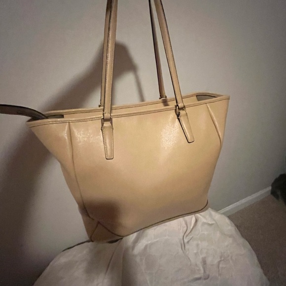 Beautiful Coach…Authentic & Classy Excellent condition..Large and spacious - Picture 6 of 7